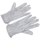 Белая рука вспотела подгонянные перчатки полиэстера чистой комнаты абсорбции работая