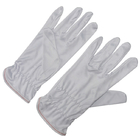 Белая рука вспотела подгонянные перчатки полиэстера чистой комнаты абсорбции работая